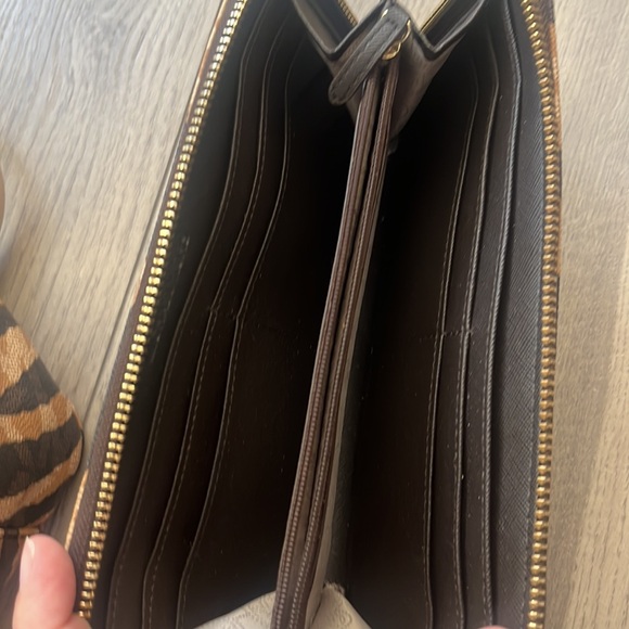 Michael Kors print crossbody and matching wallet - Picture 8 of 13